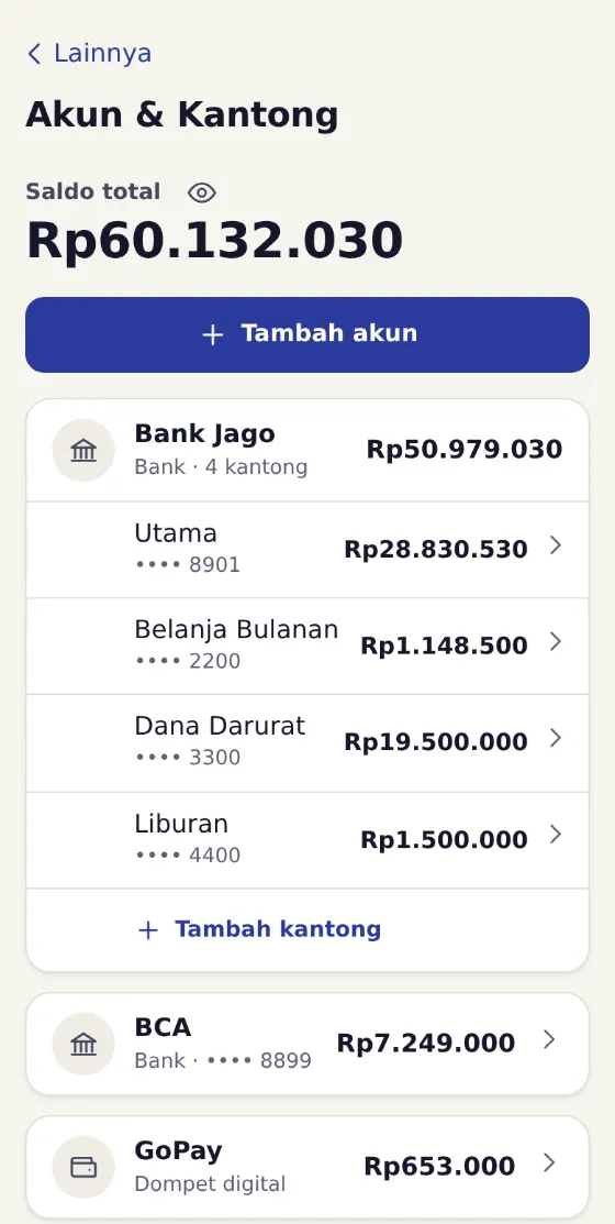 Layar Akun dan Kantong: satu rekening bank dengan empat kantong, ditambah rekening lain dan dompet digital.